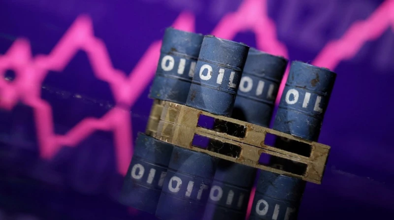 مخاوف اضطراب الإمدادات العالمية تنعش أسعار النفط صعدت أسعار النفط في البورصات العالمية، صباح اليوم الأربعاء، وسط مخاوف بشأن حدوث اضطرابات في إمدادات الخام العالمية، إثر فرض الولايا