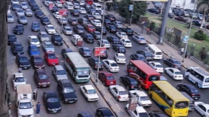 حالة من التكدس المروري في شوارع ومحاور بالقاهرة والجيزة الإثنين تشهد شوارع ومحاور القاهرة والجيزة، صباح اليوم الإثنين، حالة من التكدس في الحركة المرورية على أغلب الطرق الرئيسية، مع
