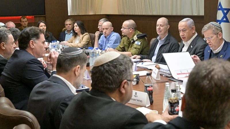 اقتباس قرأني على طاولة نتنياهو للموافقة على صفقة تبادل الأسرى صوت الكابينت الأمني الإسرائيلي لصالح صفقة تبادل الأسرى التي أعلن عنها، رغم معارضة