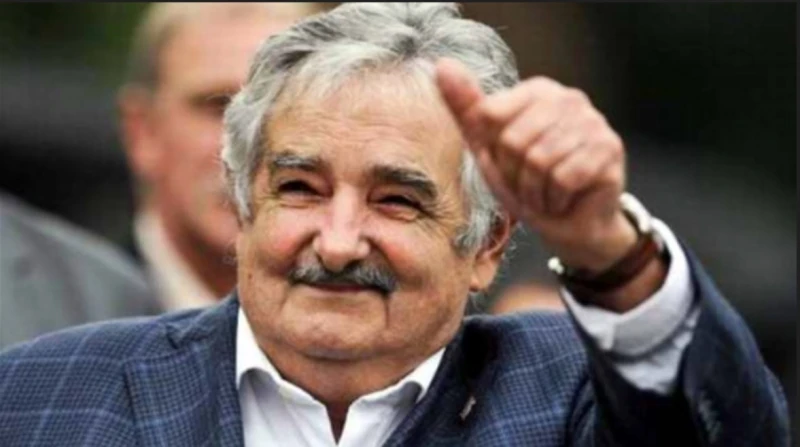 أفقر رئيس في العالم يعاني الموت البطيء بعيدا عن الأضواء أعلن خوسيه موخيكا، الرئيس السابق لأوروجواي والمشهور بلقب أفقر رئيس في العالم، إصابته بسرطان الكبد الذي انتشر في جسده بدءا من