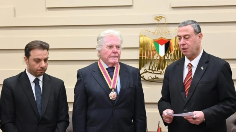 الرئيس الفلسطيني يمنح حسين فهمي وسام النجمة الكبرى للثقافة والفنون أعلن الفنان حسين فهمي، حصوله على وسام الثقافة والعلوم والفنون، من الرئيس الفلسطيني