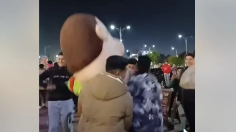 كانوا فاكرينه بنت.. تحرش جماعي بطالب ثانوي لابس ماسك عروسة انتشر مقطع فيديو مفزع تظهر فيه مجموعة كبيرة من الشباب بأحد شوارع محافظة الإسماعيلية،