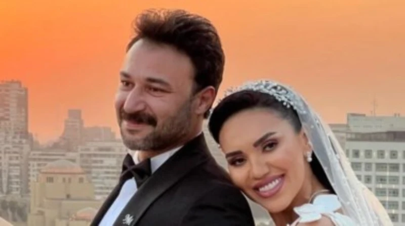 وشها حلو عليا.. محمد العمروسي يتغزل في زوجته مي فاروق علق الفنان محمد العمروسي على تصدر اسمه ترند مواقع التواصل الاجتماعي عقب حفل زفافه على الفنانة