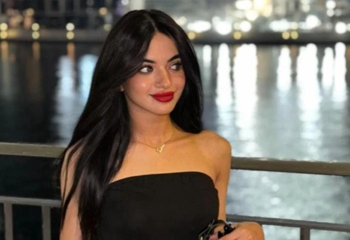 والد سوزي الأردنية قبل جلسة النطق بالحكم: بنتي عيلة صغيرة لم تنضج بعد أثارت مريم أيمن الشهيرة إعلاميا ب سوزي الأردنية، الجدل عبر منصات التواصل