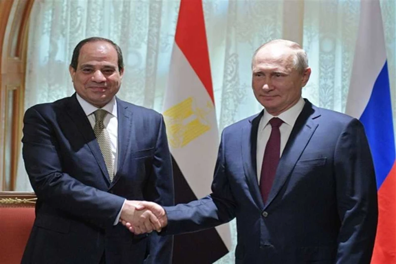 السيسي وبوتين يبحثان هاتفيا العلاقات الثنائية والتطورات الإقليمية تلقى الرئيس عبدالفتاح السيسي، اليوم، اتصالا هاتفيا من الرئيس الروسي فلاديمير بوتين. وصرح المتحدث الرسمي باسم رئاسة