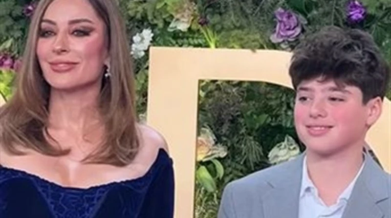 ظهور نادر لريان.. وفاء الكيلاني تصطحب ابنها في حفل ظهرت الإعلامية وفاء الكيلاني في حفل توزيع جوائز ، الذي أقيم مساء أمس، في المملكة السعودية، في حضور عدد كبير من نجوم الفن.وفاء الك