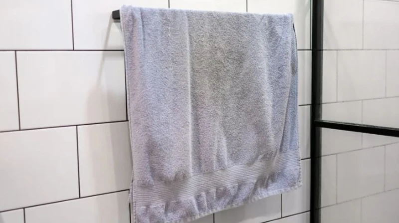 انتبه لما تشد السيفون.. فضلاتك تنتقل إلى فوطة الحمام تعيش كميات هائلة الميكروبات على منشفة الحمام الفوطة الخاصة بك، ورغم أنها تبدو نظيفة، فإن هذه الألياف الرقيقة تشكل بيئة مثالية ل