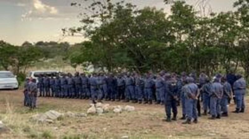 ضحايا الذهب.. وفاة 100 عامل في منجم بجنوب إفريقيا لقي حوالي 100 عامل مصرعهم أثناء تنقيبهم بطريقة غير شرعية في منجم ذهب مهجور في جنوب إفريقيا بعد أن ظلوا محاصرين تحت الأرض عدة أشهر،