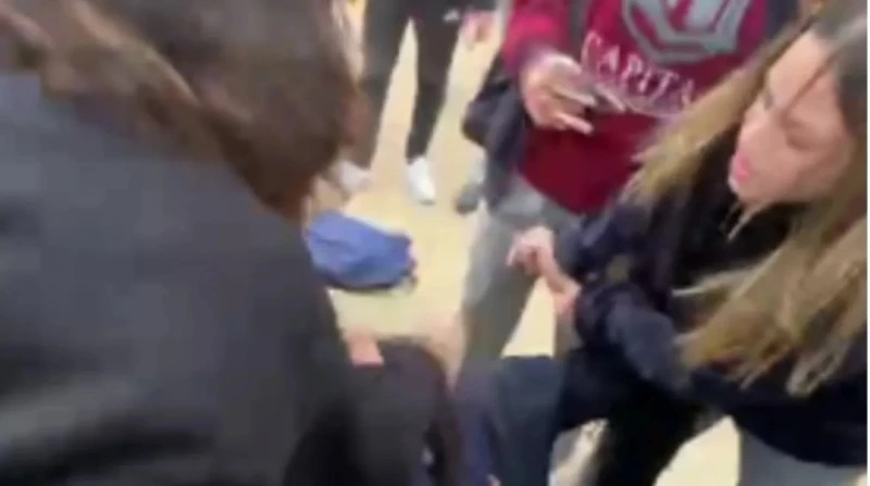 القبض على 3 فتيات لتورطهن في الاعتداء على كرمة طالبة مدرسة التجمع الخامس كرمة طالبة مدرسة التجمع , تمكن رجال المباحث من القبض على ثلاث طالبات قمن بالتعدي على الطالبة كرما داخل مدرس