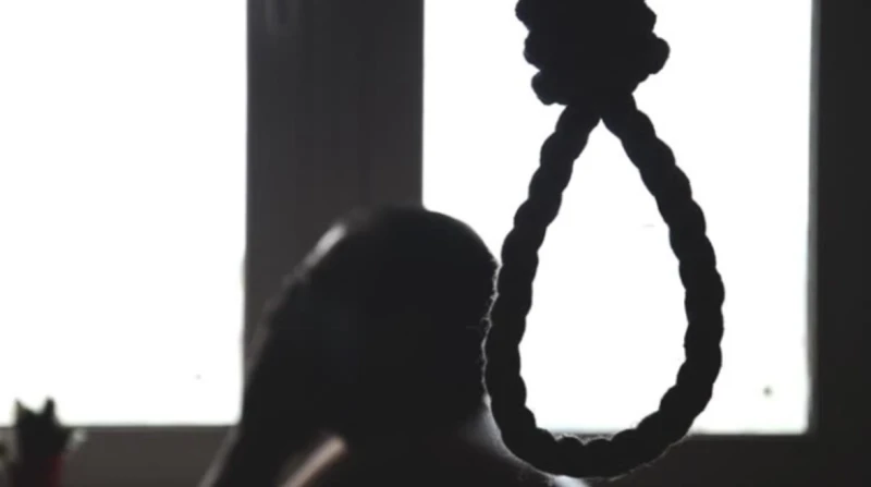 شاب ينهي حياته شنقا في بولاق الدكرور شهدت منطقة بولاق الدكرور، حادثا مأساويا، حيث أقدم شاب عاطل يبلغ من العمر 30 عاما على إنهاء حياته شنقا داخل