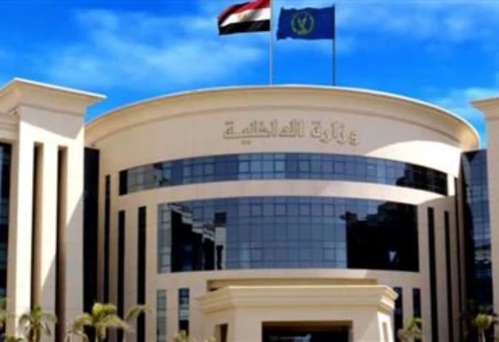 إحالة ضابطين للتحقيق وإيقاف فردي أمن لتجاوزهم مع مواطنين لفض مشاجرة صرحت وزارة الداخلية عن صفحتها الرسمية على موقع التواصل الاجتماعي فيس بوك، بإحالة ضابطين للتحقيق، وإيقاف فردى أمن