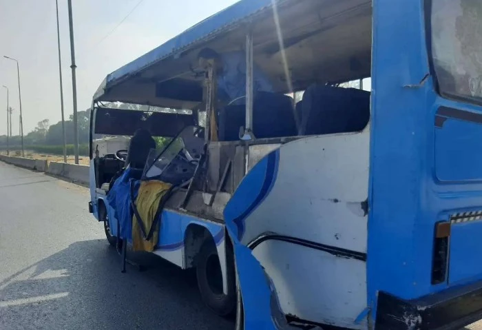 مصرع وإصابة 15 شخص بحادث تصادم سيارة بأتوبيس على الطريق الأوسطي في الفيوم لقي شخص مصرعة وأصيب 14 أخرين إثر وقوع حادث تصادم سيارة مع أتوبيس أعلى