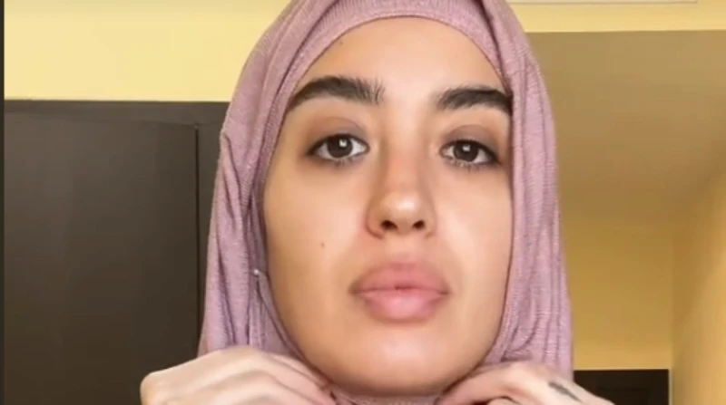 نينا عبدالملك تفاجئ جمهورها بارتداء الحجاب واعتزال الغناء فاجأت المغنية اللبنانية نينا عبدالملك، جمهورها بإعلانها ارتداء الحجاب وابتعادها عن الغناء، مؤكدة أن قرارها من أجل التفرغ ل