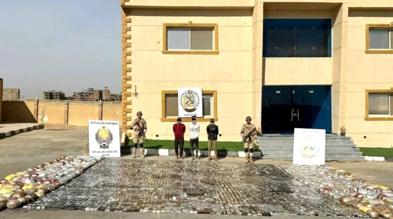 قوات حرس الحدود تضبط عددا من مهربي المواد المخدرة نجحت قوات حرس الحدود في ضبط عدد من المهربين وبحوزتهم كميات من المواد المخدرة الحشيش والأفيون