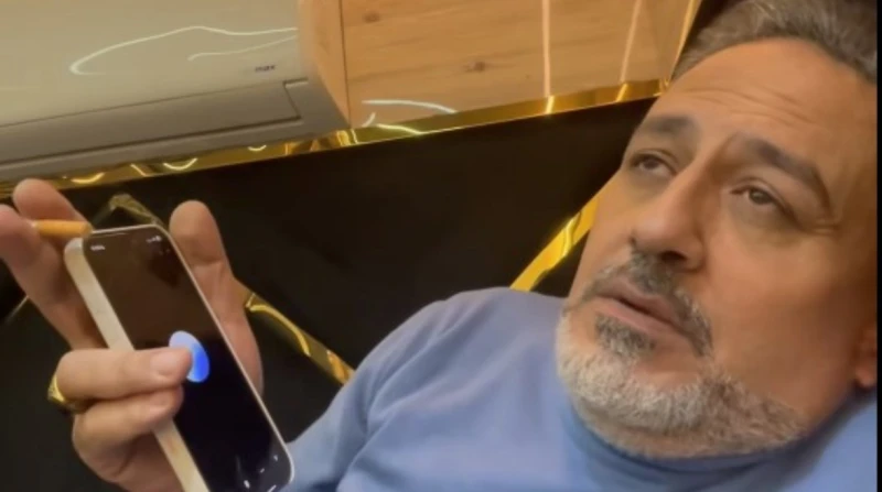 مين نمبر وان؟.. خالد سرحان يقلد محمد رمضان بعد فيديو كعادته، تحمل منشورات الفنان خالد سرحان بحساباته على مواقع التواصل الاجتماعي، بعض السخرية من الأحداث، وأحيانا الأشخاص.هذه المرة،