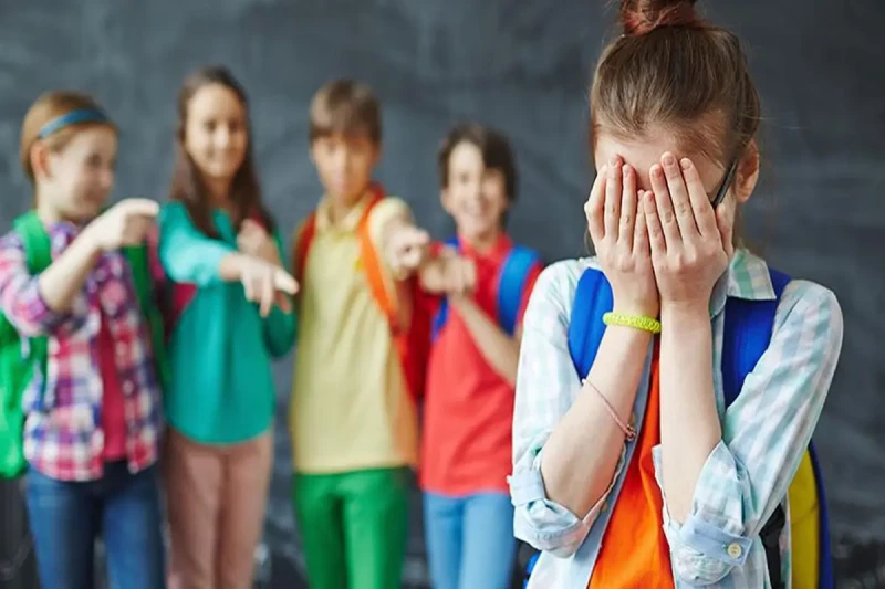 بعد حادث الطفلة ريناد.. كيف تكتشف إذا كان طفلك ضحية للتنمر؟ كتب- أحمد عادلفي أعقاب حادثة انتحار الطفلة ريناد عادل، التي قفزت من الطابق الثامن بمنزلها نتيجة للتنمر، يطرح المجتمع تسا