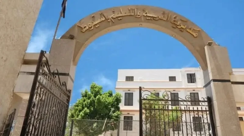 قرار حاسم بشأن المسؤولين عن تسريب امتحان اللغة العربية بأسيوط أصدر محمد إبراهيم الدسوقي وكيل وزارة التربية والتعليم بمحافظة أسيوط عدة قرارات اليوم شملت مجازاة ملاحظ بخصم شهرين من ر