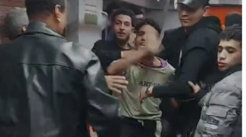 وصلة ضرب ل شاب داخل المترو.. اعترض على ألفاظ مسيئة في واقعة مثيرة شهدتها محطة مترو الشهداء، تعرض شاب في العشرينيات من عمره لاعتداء بالضرب المبرح من قبل شابين داخل إحدى عربات مترو ا