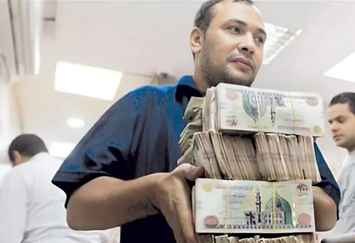 للتخفيف من الأعباء الاقتصادية، تعرف على موعد زيادة المرتبات 2025 تستعد الحكومة المصرية لزيادات جديدة في المرتبات خلال عام 2025، بالتزامن مع إعداد