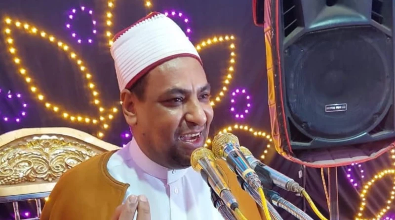 إمام مسجد يستخدم مكبرات الصوت لتهنئة المسيحيين بعيد الميلاد في مشهد يعكس أسمى معاني الوحدة الوطنية والتعايش السلمي بين أبناء الوطن الواحد، هنأ الشيخ محمد مصطفى، إمام مسجد الست حميد