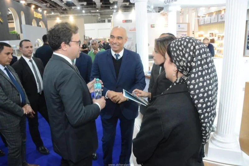 رئيس البورصة المصرية يستقبل وزير الثقافة في جناح البورصة خلال افتتاح معرض القاهرة الدولي للكتاب كتب - محمود الهندي استقبل السيد أحمد الشيخ رئيس