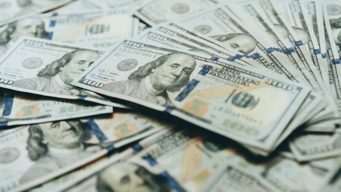 انخفاض سعر الدولار مقابل الجنيه اليوم الخميس 9 يناير 2025شهد سعر الدولار مقابل الجنيه انخفاضا طفيفا بقيمة 4 قروش خلال تعاملات اليوم الخميس 9 يناير 2025 في البنوك العاملة بمصر، ليسج