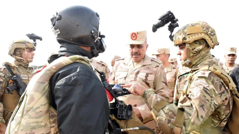 رئيس أركان حرب القوات المسلحة يتفقد عددا من أنشطة قوات المظلات تفقد رئيس أركان حرب القوات المسلحة الفريق أحمد خليفة، قوات المظلات للوقوف على مستوى