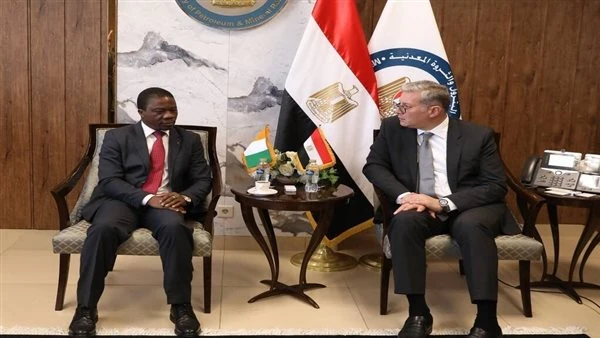 مصر وكوت ديفوار تبحثان سبل التعاون في مجالات البترول والغاز والتعدين بحث المهندس كريم بدوي وزير البترول والثروة المعدنية ألبرت جي دول، مع سفير جمهورية كوت ديفوار لدى القاهرة، سبل ت