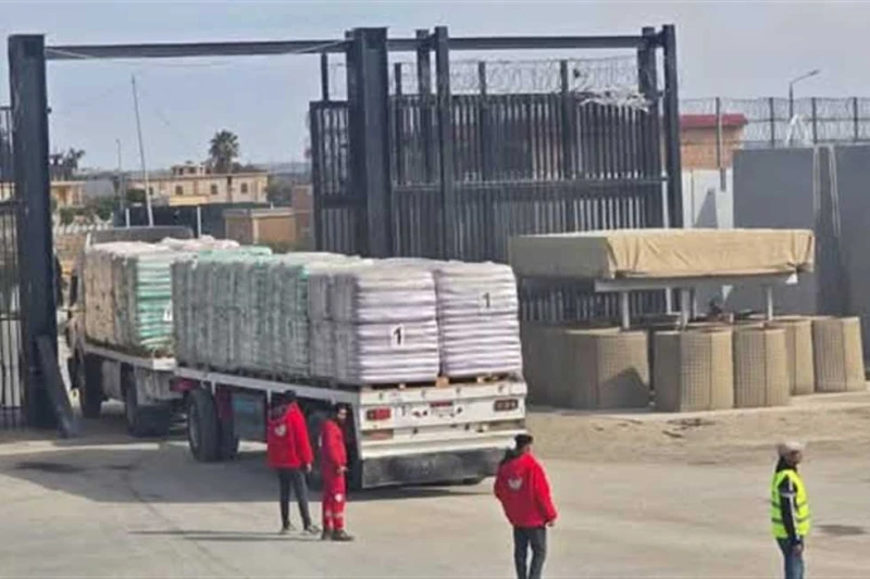 لليوم الثاني.. استمرار إدخال شاحنات الوقود والمساعدات إلي قطاع غزة استمرت عمليات إدخال شاحنات الوقود والمساعدات إلى قطاع غزة عبر بوابة معبري العوجة التجاري وكرم أبوسالم جنوب مدينة