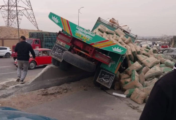 الصور الأولى، قرارات النيابة في حادث طريق الأوسطي بالمعصرة أمرت نيابة المعصرة الجزئية، اليوم الأربعاء الموافق 15 يناير الجاري، بالتحفظ على سائق النقل