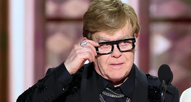 إلتون جون في غولدن غلوب.. ويعلق على ضعف بصره افاق عربية - طمأن الفنان وكاتب الأغاني إلتون جون الجمهور على مشاكل بصره الأخيرة، أثناء تقديمه إحدى الجوائز في حفل توزيع جوائز غولدن غلو