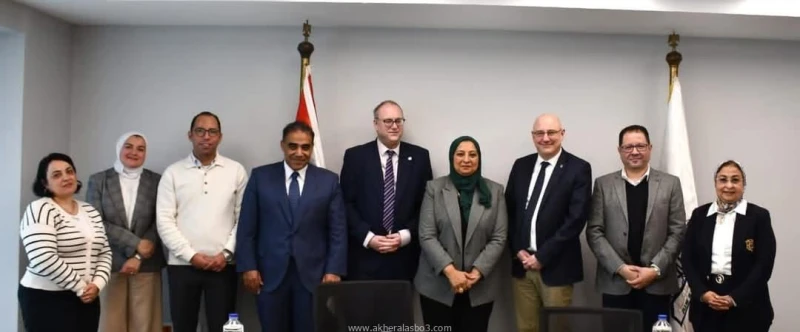 اجتماع اللجنة التنسيقية العليا لجامعة عين شمس الأهلية مع وفد جامعة أكستر البريطانية كتب - محمود الهندي عقدت اللجنة التنسيقية العليا بجامعة عين شمس برئاسة أ.د.محمد ضياء زين العابدين