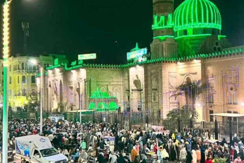مدد يا أم العواجز.. احتفالات الليلة الختامية لمولد السيدة زينب اليوم الثلاثاء وسط أجواء احتفالية مشحونة بحلقات الذكر والأناشيد الدينية، يحتفل آلاف المصريين الليلة بالختام السنوي لم