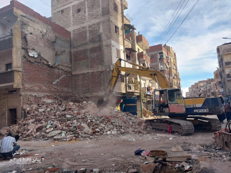 كتبت أمل عبد الرحيم تنفيذا لتوجيهات اللواء طيار أ.ح أكرم محمد جلال محافظ الإسماعيلية، بتنفيذ قرارات الإزالة الخاصة بالمنشآت الآيلة للسقوط والصادر لها