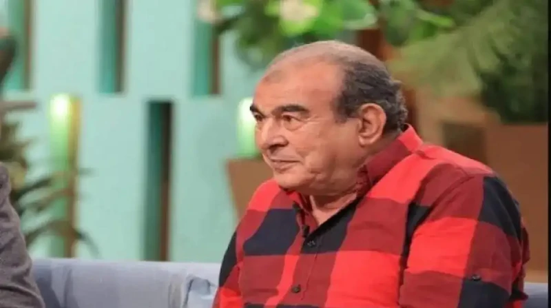 انهيار أسرة فكري صادق عقب وصول الجثمان إلى السيدة نفيسة (فيديو) دخلت أسرة الفنان الراحل فكري صادق، في نوبة بكاء وانهيار، فور وصول الجثمان للصلاة عليه