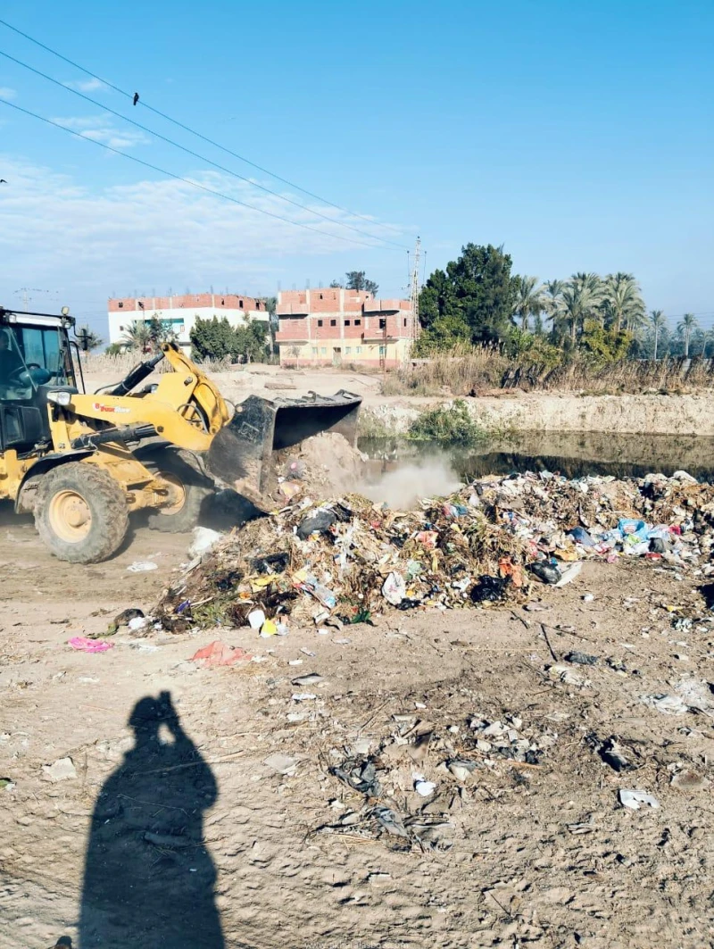 كتبت أمل عبد الرحيم بناءا على توجيهات اللواء طيار أ.ح أكرم محمد جلال محافظ الإسماعيلية لكافة الوحدات المحلية بتكثيف جهودها في قطاع النظافة العامة بالشوارع والميادين أولا بأول؛ ومنع