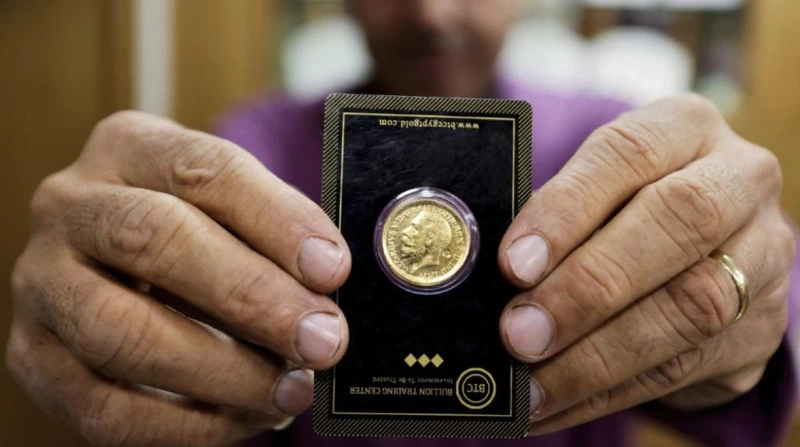 الجنيه الذهب المغلف والعادي.. ما الفرق بينهما؟ يتجه عدد من المواطنين في مصر للاستثمار في الجنيه الذهب كخيار آمن ضد التضخم، إذ يفضل المستثمرون هذا النوع من الاستثمار في ظل الظروف ال