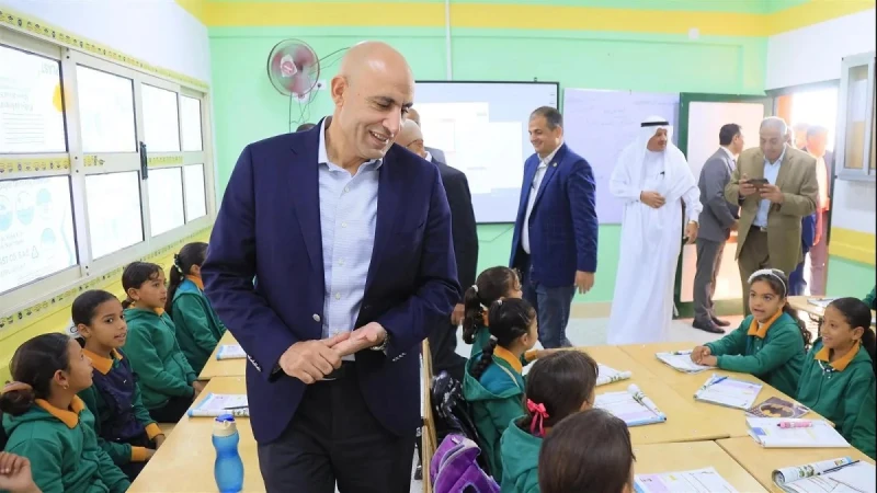 اللى يعرف يبلغنى وزير التربية والتعليم عن المدرسة اللى فيها أكثر من 50 طالب بالفصل أعلن محمد عبد اللطيف، وزير التربية والتعليم والتعليم الفني، عن انخفاض كثافة الفصول بشكل ملحوظ، مش