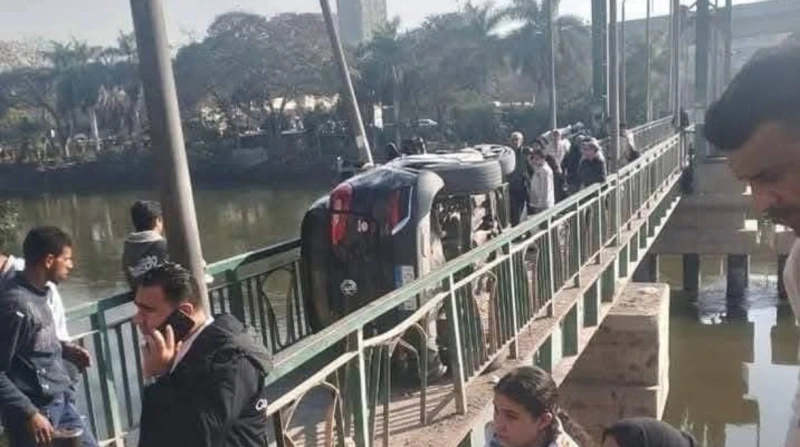 السيارة طلعت كوبري المشاة.. حادث غريب بطلته سيدة بشبرا الخيمة صور شهد حي شرق شبرا الخيمة بمحافظة القليوبية حادثا غريبا أثار دهشة المارة وسكان المنطقة.بدأ الحادث بانقلاب سيارة ملاكي