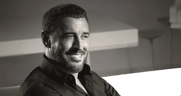 كاظم الساهر يحتضن حفيدتيه.. صورة تخطف القلوب افاق عربية - فاجأ النجم كاظم الساهر متابعيه على السوشيال ميديا بصورة عائلية عفوية تجمعه بحفيدتيه آية وسنا، اللتين كبرتا وباتتا شابتين ف