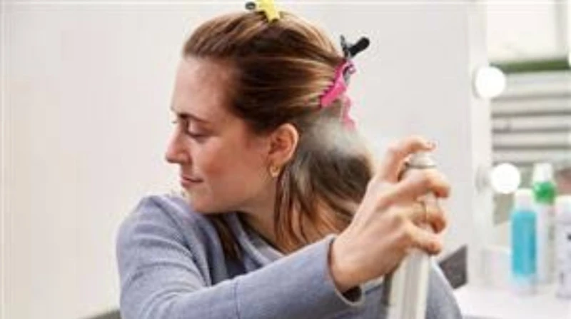 اغسل شعرك من غير مياه.. كل ما تحتاج معرفته عن الشامبو الجاف في ظل الحياة اليومية السريعة، أصبح الشامبو الجاف أو ما يعرف بال ، منقذا للكثيرين الذين يبحثون عن حل سريع للحفاظ على مظهر