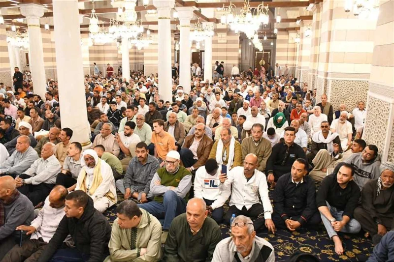 ولكن يسعهم منكم بسط الوجه وحسن الخلق.. موضوع خطبة الجمعة اليوم يؤدي أئمة المساجد خطبة الجمعة اليوم بعنوان: ولكن يسعهم منكم بسط الوجه وحسن الخلق، وهو الموضوع الذي حددته وزارة الأوقا