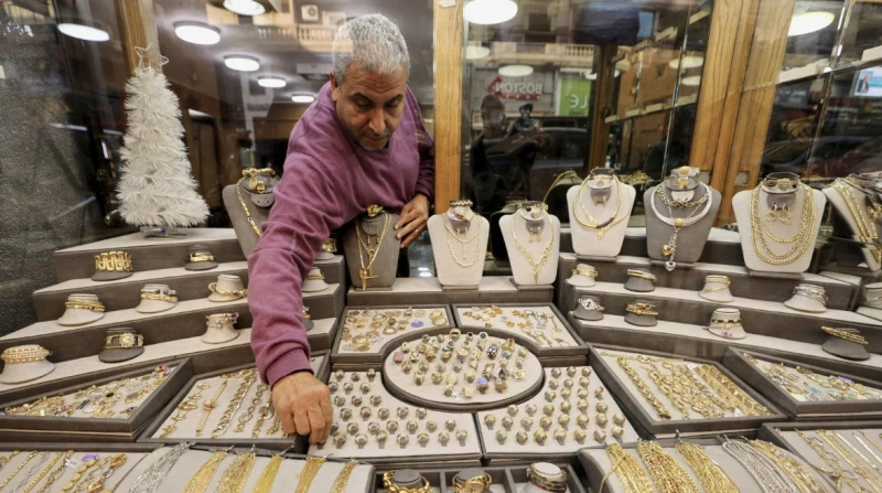 في ساعات.. أسعار الذهب تقفز 30 جنيها ارتفعت أسعار الذهب، اليوم في مصر، على نحو ملحوظ، ليربح الجرام عيار 21 نحو 30 جنيها خلال ساعات فقط، وذلك بالتزامن