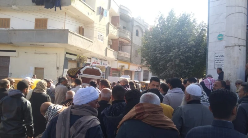 4 ساعات من الوجع.. فؤاد يلحق بشقيقه المتوفى بالشرقية لم يحتمل فؤاد الحزن والألم الذي اعتصر قلبه، ليفارق الحياة بعد تلقيه خبر وفاة شقيقه الأكبر، بأربع