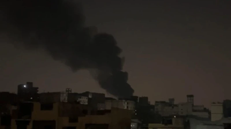 حريق في دار إيواء بكوم الشقافة.. والدفع ب 3 سيارات إطفاء شهدت منطقة كوم الشقافة بالإسكندرية، نشوب حريق داخل مخزن بورشة نجارة تابعة لدار إيواء للأطفال الأيتام، مما استدعى وجودا أمني