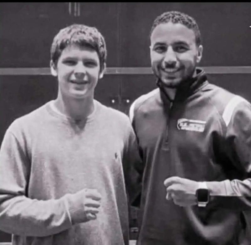 وفاة مفاجئة للاعب محمد سباعي أثناء مشاركته في بطولة بلاك بول والإتحاد يعلن الحداد 3 أيام محمد سباعي , توفي اللاعب المصري لاعب الاسكواش ، بعد تعرضه