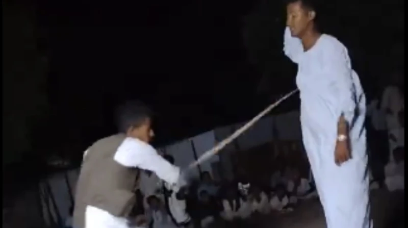 سدد دينك واظهر شجاعتك.. الجلد بالكرباج تحية الأصدقاء للعريس السوداني عادة قد تكون غريبة على مجتمعنا المصري، لكنها مألوفة ومتوارثة في العديد من المناطق بدولة السودان، حيث لا يمر الح