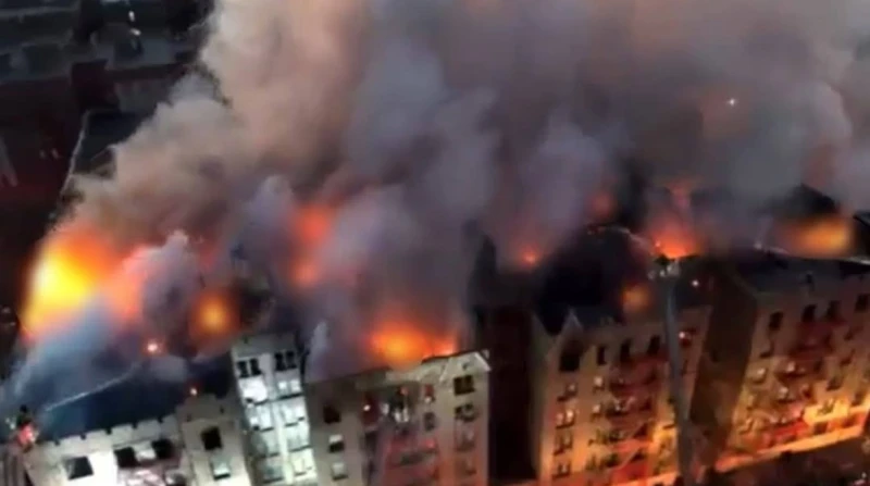 سرعة الرياح تتسبب في كارثة جديدة بأمريكا.. حريق هائل يضرب نيويورك اندلعت النيران في مبنى سكني بمدينة نيويورك، مدعومة برياح شديدة، مما أدى إلى تدمير جميع الشقق في الطابق العلوي وحرق