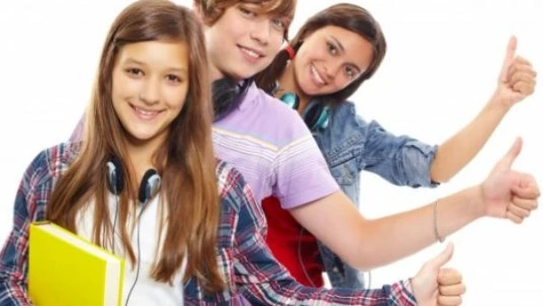 كيف تصنع قائد المستقبل؟ 7 أسرار لتربية مراهق واثق من نفسه - أفاق عربية المراهقة هي مرحلة انتقالية حساسة بين الطفولة والبلوغ، وهي الفترة التي تتشكل