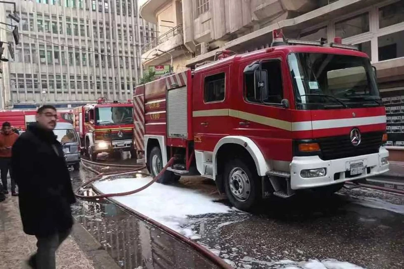 حريق هائل يمتد ل3 مصانع بمنطقة الزرايب بمنشأة ناصر ومحافظ القاهرة يتجه لموقع الحادث توجه الدكتور إبراهيم صابر محافظ القاهرة، يرافقه اللواء طارق راشد